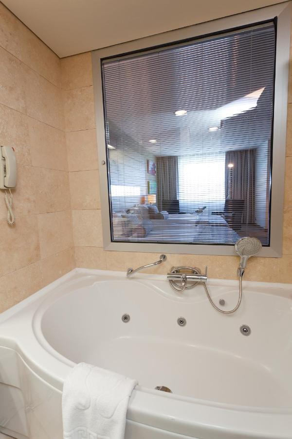 Cpankara Hotel Екстериор снимка A bathtub with a shower